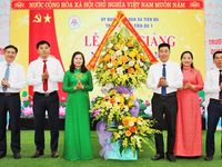 Các đồng chí lãnh đạo tỉnh chúc mừng thầy, cô giáo và học sinh nhân ngày khai trường