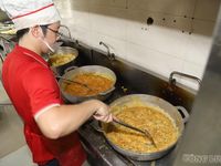 Cận cảnh bữa cơm bán trú đầu tiên của học sinh Thủ đô sau tinh gọn trường học