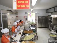 Cận cảnh bữa cơm bán trú đầu tiên của học sinh Thủ đô sau tinh gọn trường học