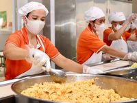 Lắng nghe ý kiến học sinh đối với bữa ăn bán trú của năm học mới