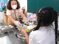 Lắng nghe ý kiến học sinh đối với bữa ăn bán trú của năm học mới