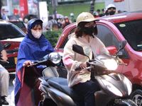 Hà Nội mưa dông, ùn tắc giờ tan tầm trước khi đón không khí lạnh