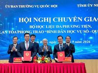Quốc hội chuyển giao bộ học liệu đa phương tiện tại Ninh Bình