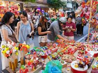 Sắc màu trung thu truyền thống giữa lòng phố cổ Hà Nội