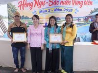 Khoảng 10.000 người trải nghiệm mùa nước nổi ở vùng biên giới Hồng Ngự