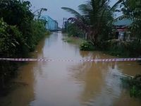 Công an xã ở Huế dọn bùn, giúp dân di chuyển an toàn ở vùng ngập lụt
