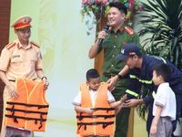 Học sinh hào hứng với tuyên truyền an toàn giao thông bằng sân khấu hóa