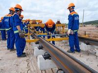 Tuyến đường sắt nhẹ đầu tiên tại Phú Quốc bắt đầu lắp 2.850 thanh ray