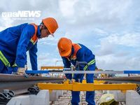 Tuyến đường sắt nhẹ đầu tiên tại Phú Quốc bắt đầu lắp 2.850 thanh ray