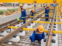 Tuyến đường sắt nhẹ đầu tiên tại Phú Quốc bắt đầu lắp 2.850 thanh ray