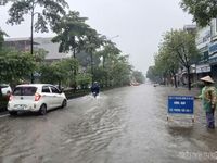 Hà Nội: Các đơn vị duy tu đường bộ ứng trực, bảo đảm giao thông giữa mưa ngập