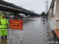 Hà Nội: Các đơn vị duy tu đường bộ ứng trực, bảo đảm giao thông giữa mưa ngập