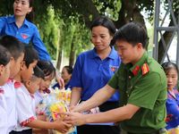 Trung Thu đến sớm với học trò vùng khó Cư Prao