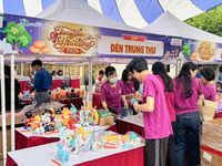 Hàng nghìn bệnh nhi với những phần quà ở Hội chợ Trung thu yêu thương