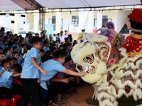 Đồn Biên phòng Ia Nan mang Trung thu đến học sinh vùng biên