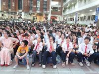 Vui Tết Trung thu, thêm gắn bó với bạn bè và mái trường
