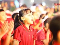 Biển người xuống phố ngắm dàn đèn lồng khổng lồ ở phố núi Thái Nguyên