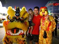 Biển người xuống phố ngắm dàn đèn lồng khổng lồ ở phố núi Thái Nguyên