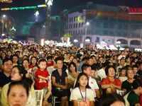 Biển người xuống phố ngắm dàn đèn lồng khổng lồ ở phố núi Thái Nguyên