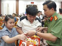 Mang Trung thu ấm áp đến trẻ em khó khăn