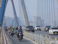 Biển báo khoảng cách trên cầu Nhật Tân bị gỡ sau chưa đầy 24 giờ thí điểm