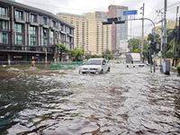 Hình ảnh mới nhất về cuộc sống thường nhật của người dân Bangkok giữa lụt lội