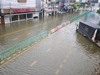Hình ảnh mới nhất về cuộc sống thường nhật của người dân Bangkok giữa lụt lội
