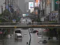 Hình ảnh mới nhất về cuộc sống thường nhật của người dân Bangkok giữa lụt lội