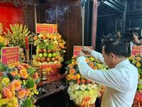 Trưởng Ban Tuyên giáo Trung ương dâng hương tại Nhà lưu niệm Huỳnh Thúc Kháng