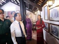 Trưởng Ban Tuyên giáo Trung ương dâng hương tại Nhà lưu niệm Huỳnh Thúc Kháng