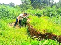 Đất nứt toác, sụt lún, người dân lo lắng sạt lở