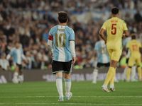 Messi rực sáng trong lần cuối khoác áo tuyển Argentina