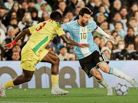 Messi rực sáng trong lần cuối khoác áo tuyển Argentina