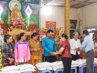 Lãnh đạo tỉnh chúc mừng lễ Sene Dolta đến đồng bào Khmer