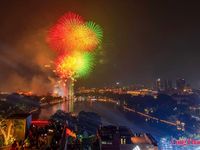 Mãn nhãn pháo hoa rực sáng bầu trời Hà Nội mừng 72 năm Ngày Giải phóng Thủ đô