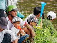 Sôi nổi thi tài đua ghe Ngo mini mừng lễ Sene Dolta
