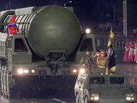 Ông Kim Jong-un cùng gia đình xem vũ khí hạt nhân chiến lược tại bảo tàng
