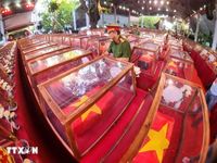 Nhân dân TP Hồ Chí Minh cầm hoa cúc trắng tiễn đưa hài cốt các Anh hùng, liệt sỹ về nơi an táng