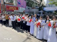 Nhân dân TP Hồ Chí Minh cầm hoa cúc trắng tiễn đưa hài cốt các Anh hùng, liệt sỹ về nơi an táng