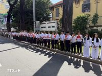 Nhân dân TP Hồ Chí Minh cầm hoa cúc trắng tiễn đưa hài cốt các Anh hùng, liệt sỹ về nơi an táng