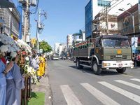 Tăng Ni, Phật tử TP.HCM lập hương án bên đường tiễn đưa hài cốt liệt sĩ