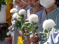 Tăng Ni, Phật tử TP.HCM lập hương án bên đường tiễn đưa hài cốt liệt sĩ