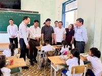 Phó Thủ tướng Lê Tiến Châu kiểm tra thực địa trường nội trú liên cấp tại tỉnh Quảng Trị