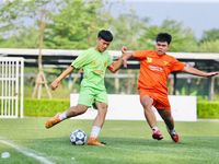 Cầu thủ thích thú trải nghiệm sân đấu tuyệt đẹp Trường Đại học Anh quốc Việt Nam