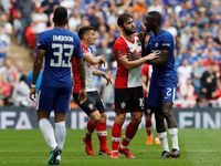 Giroud 'làm xiếc', Conte hẹn hò Mourinho ở chung kết FA Cup