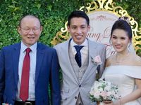 Thầy Park được 2 nhân viên bảo vệ theo sát tại lễ cưới Đỗ Hùng Dũng
