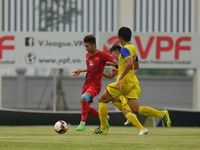 Từ trên khán đài, thầy Park chỉ đạo U23 Việt Nam đá tập