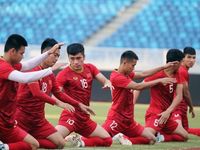 HLV Park vui vẻ gặp lại thầy cũ Guus Hiddink, sẵn sàng đấu U22 Trung Quốc