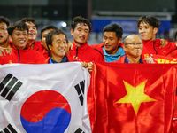 HLV Park Hang Seo lặng lẽ nhặt rác, dọn dẹp khu kỹ thuật trước lúc nhận HCV SEA Games