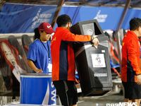 HLV Park Hang Seo lặng lẽ nhặt rác, dọn dẹp khu kỹ thuật trước lúc nhận HCV SEA Games